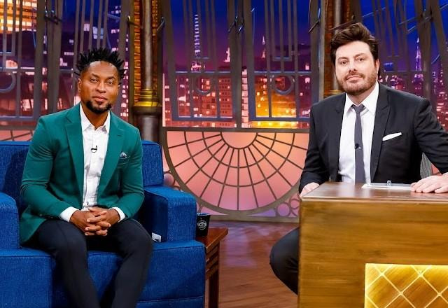 Zé Roberto e Danilo Gentili posam para foto.