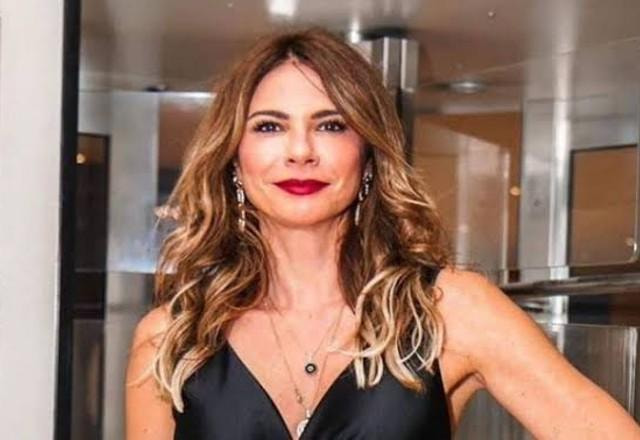 luciana gimenez usando vestido preto