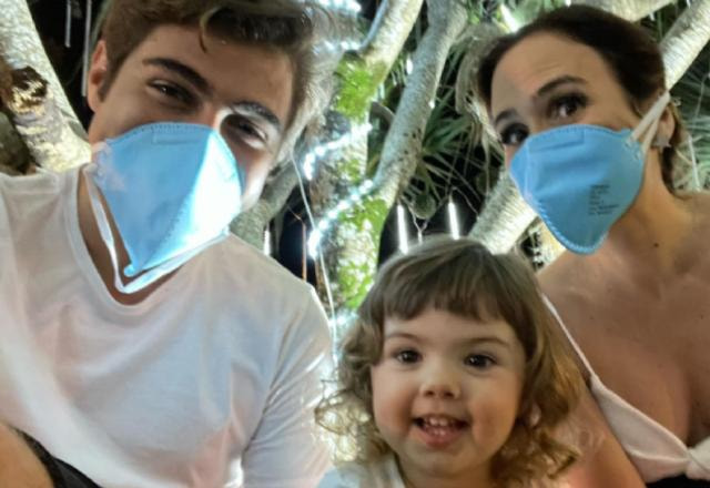 O casal Rafa Vitti e Tatá Werneck com a filha Clara