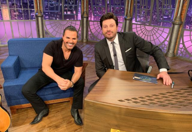 Eduardo Costa e Danilo Gentili posam para foto no palco do The Noite.