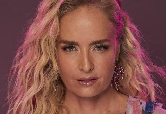Angélica faz cara séria para foto com luz rosa de fundo