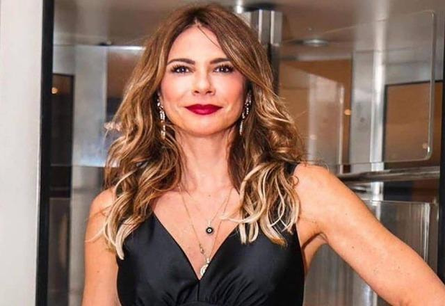luciana gimenez posa sorrindo para foto