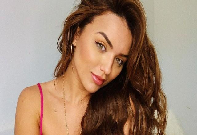 rafa kalimann usando blusinha rosa