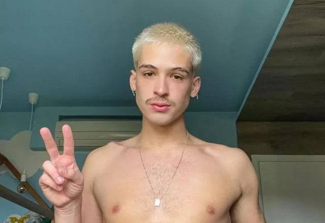 João Guilherme posa para foto.
