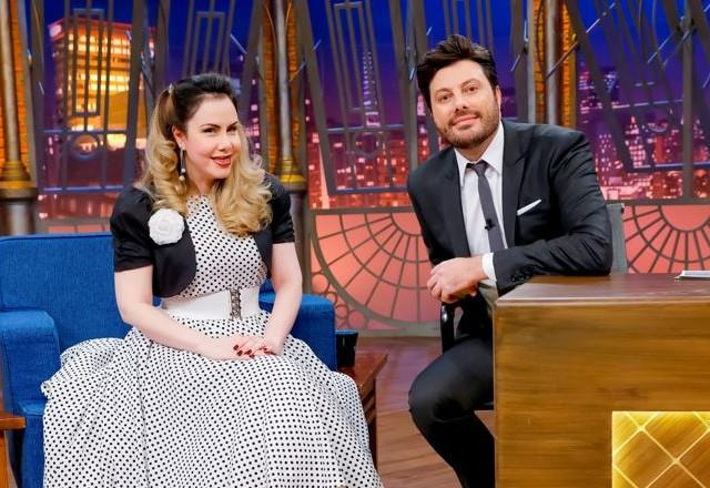 Sarah Sheeva e Danilo Gentili posam para foto no palco do The Noite.