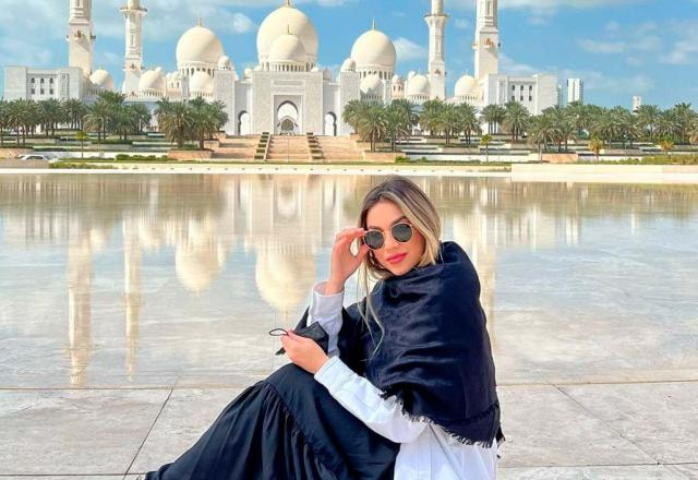 Bruna Santana posa em frente a uma mesquita de Doha