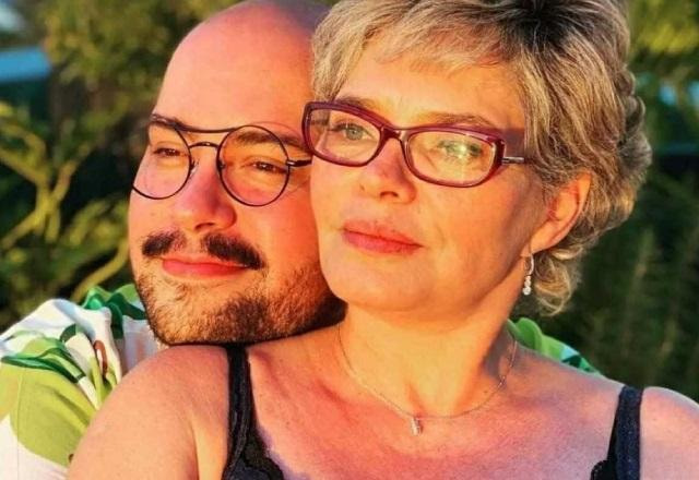 Cintia Abravanel e filho, Tiago Abravanel assistem pôr do sol