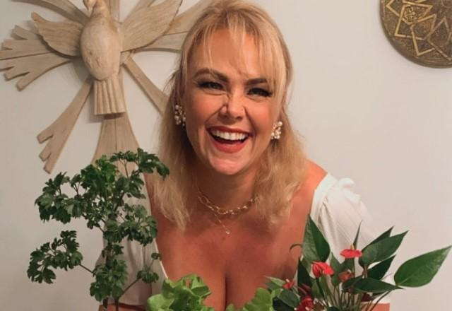 Ana Paula Pituxita posa sorrindo com vasos de plantas