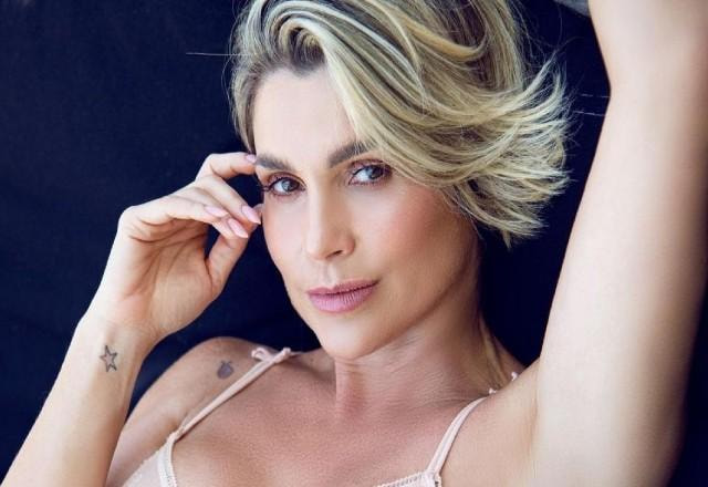 Flávia Alessandra com a mão nos cabelos