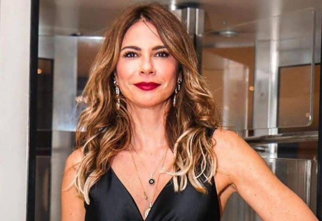 A apresentadora Luciana Gimenez posa sorrindo com look todo preto