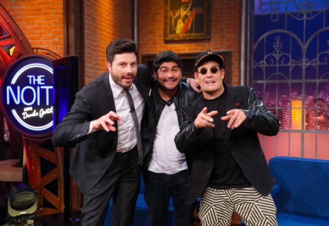 Danilo Gentili, Luiz França e Sergio Mallandro posam para foto no palco do programa.