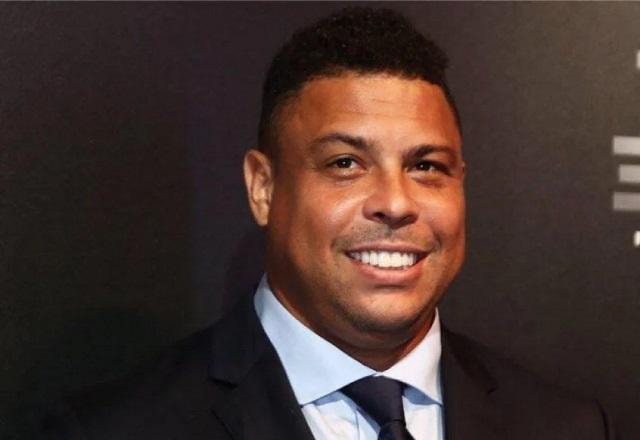 Ronaldo Fenômeno posa de terno em evento