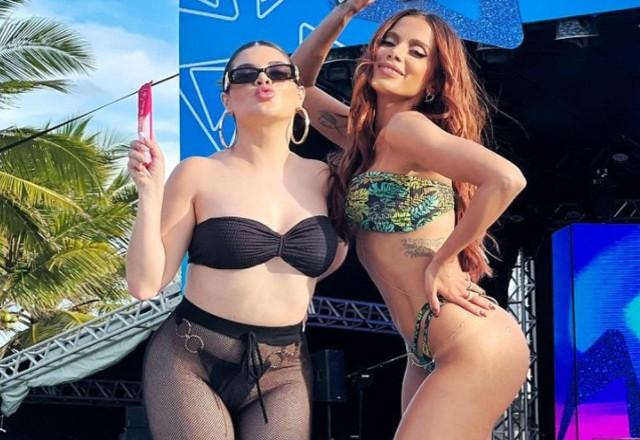 anitta e gkay de biquíni