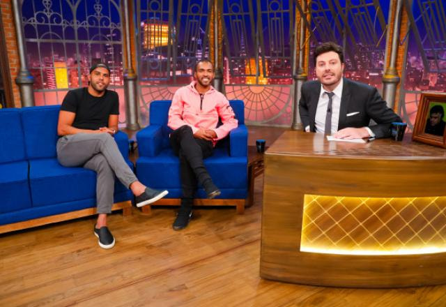 Alecsandro, Richarlyson e Danilo Gentili posam para foto no palco do The Noite.