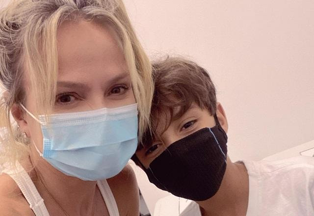 Eliana com o filho, Arthur; Ambos usam máscara de proteção