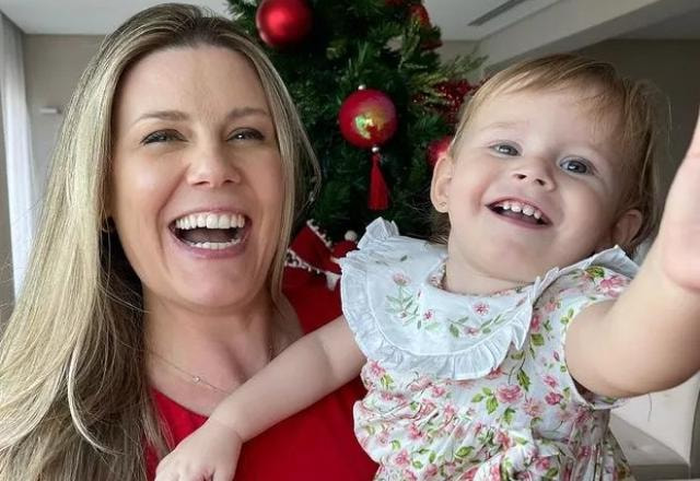 Daiana Garbin e a filha Lua posam para foto.