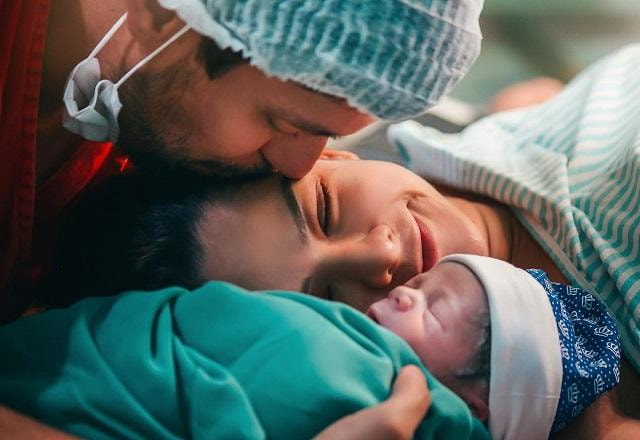 Maria Cecília e Rodolfo com o bebê Martín no momento após o parto