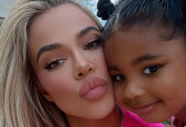 Khloé Kardashian posa fazendo biquinho junto com a filha, True Thompson