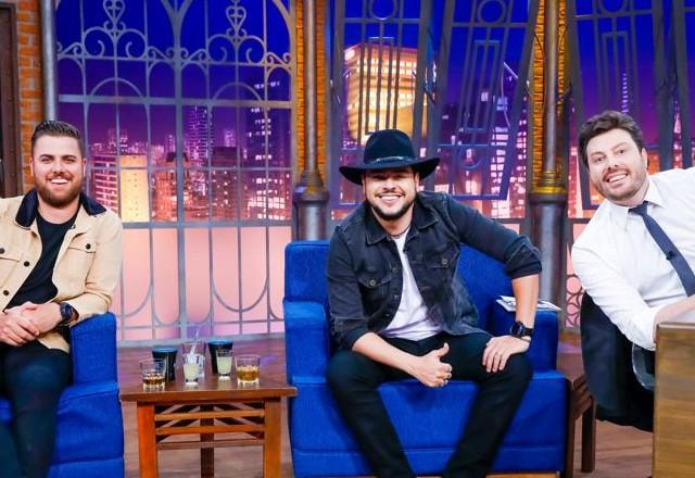 A dupla sertaneja Zé Neto e Cristiano e o apresentador Danilo Gentili posam para foto no palco do The Noite.