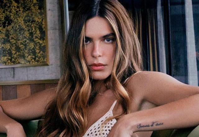 Mariana Goldfarb faz carão e posa sentada em sofá