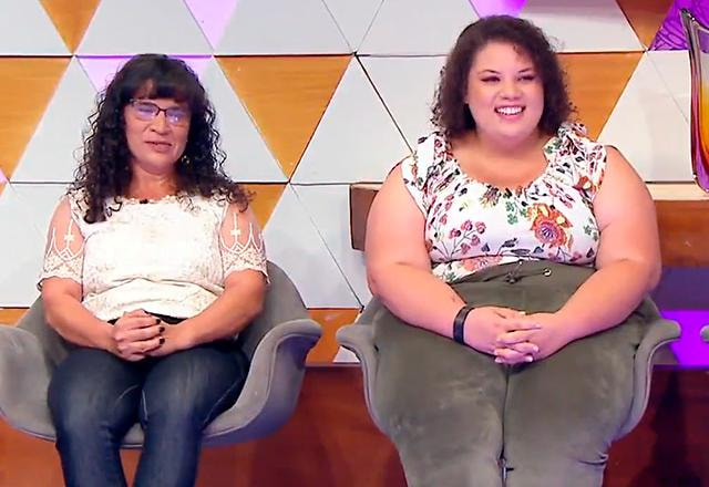 mãe e filha sentadas no palco do casos de família