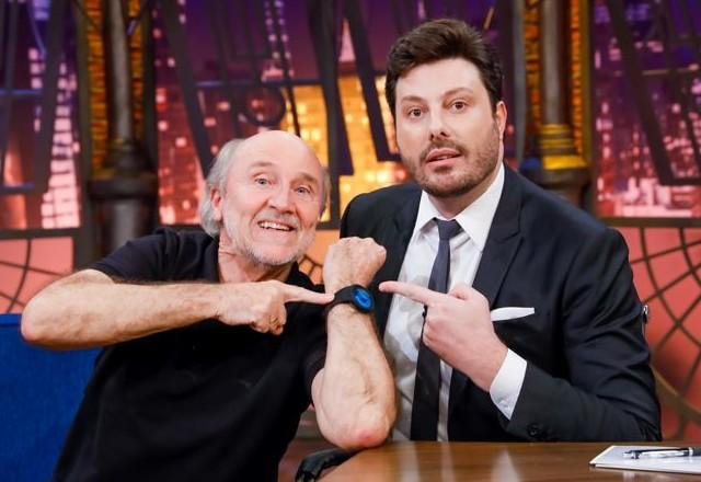 Hans Donner e Danilo Gentili posam para foto juntos no palco.