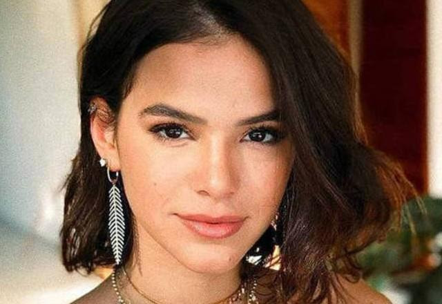 Bruna Marquezine posa para foto.