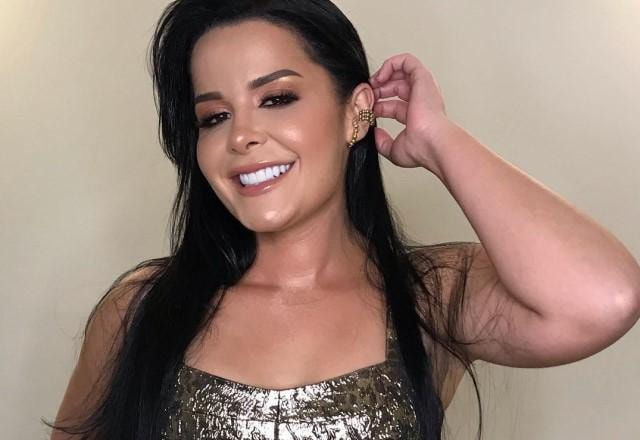 Maraisa tira foto sorrindo e usando look dourado brilhante