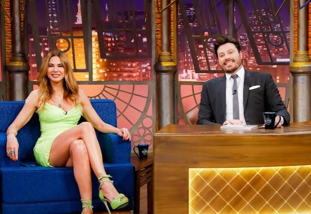 Luciana Gimenez e Danilo Gentili no palco do The Noite.