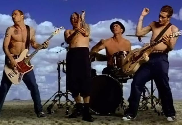 Imagem do Red Hot Chili Peppers no clipe de Californication