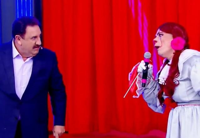 O apresentador Ratinho e Lucimara Parisi no palco do programa.