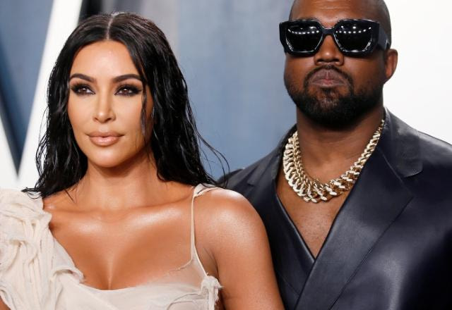 Kanye West e Kim Kardashian em tapete vermelho de premiação