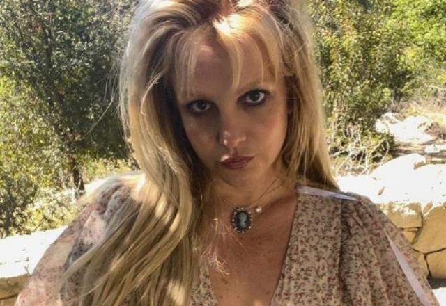 Britney Spears posa no quintal de casa