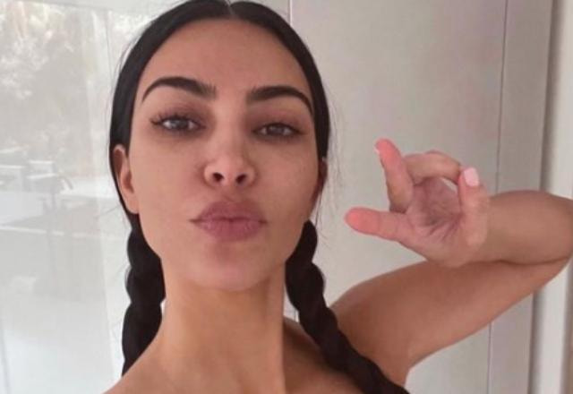 Kim Kardashian tira selfie em sua casa