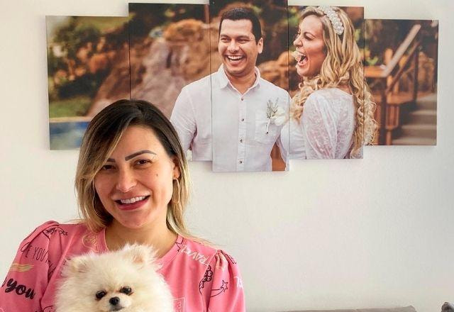 Andressa Urach com o cachorro no colo