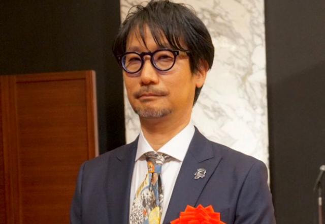 Foto de Hideo Kojima na entrega de seu prêmio por reconhecimento