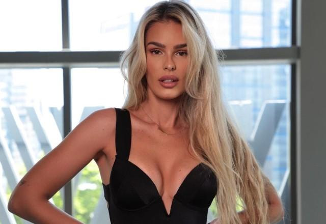 Yasmin Brunet posa com vestido colado e decotado