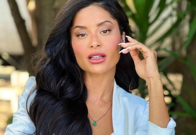 Aline Campos posa com look azul e olhando para a câmera