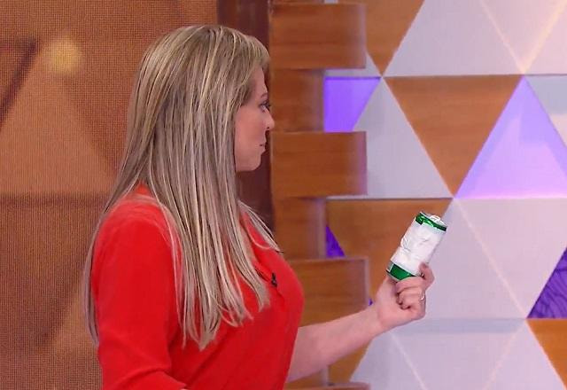 Christina Rocha com uma latinha na mão