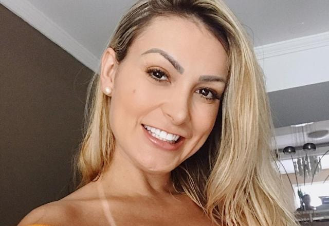 Andressa Urach tira selfie sorrindo