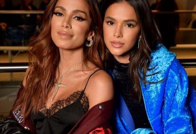 Anitta e Bruna Marquezine aparecem juntas em foto de desfile de moda