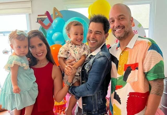 Camilla Camargo com Julia no colo, seu pai Zezé di Camargo e o marido Leonardo Lopes