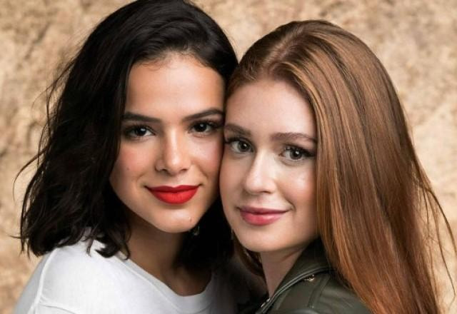 Marina Ruy Barbosa e Bruna Marquezine posam abraçadas sorrindo