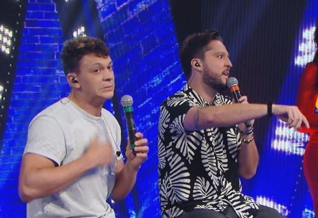 Júlio Cocielo, André Vasco e Rhenata Schmidt no palco do Wall Duet Brasil.