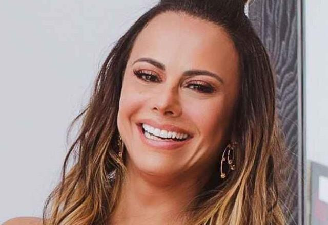 Viviane Araujo posa para foto.