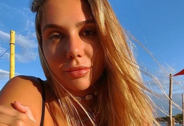 Carol Portaluppi tira selfie na praia