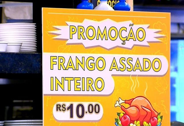 Placa informa que frango assado está custando dez reais na promoção