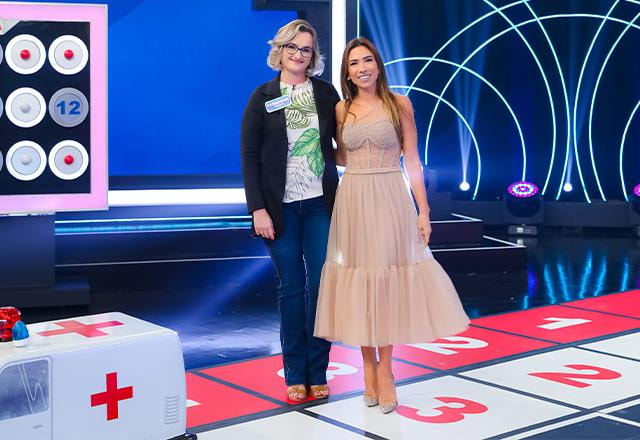 patricia e fernanda abraçadas no palco do roda a roda