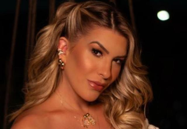 A dançarina Lore Improta posa olhando séria para a câmera