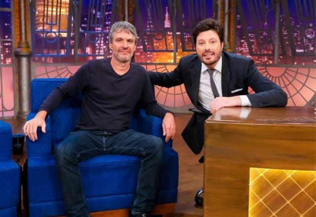 Adão Iturrusgarai e Danilo Gentili posam para foto no palco do The Noite.